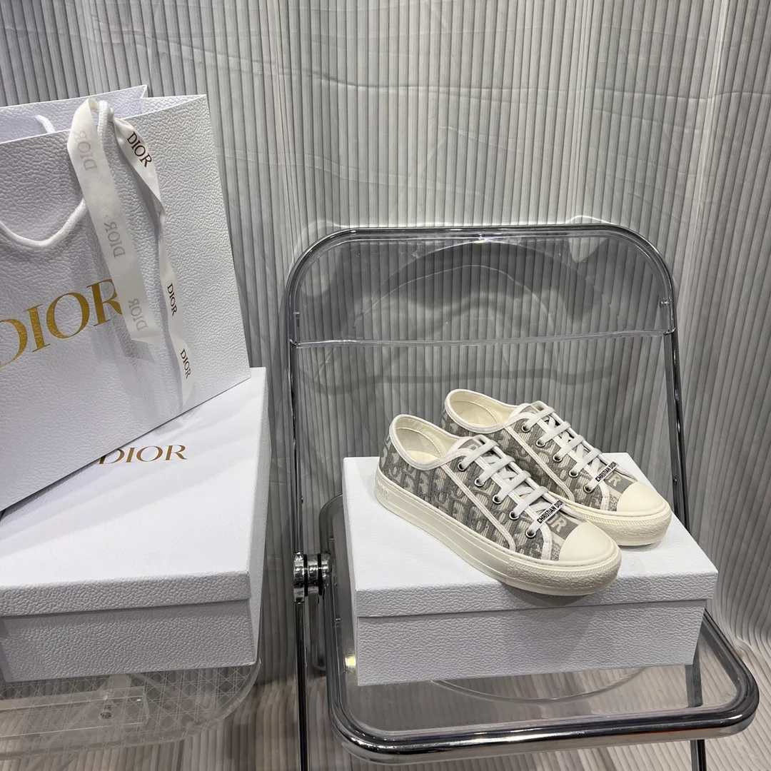 👟👟Ex-factory price 480👟👟 Women's shoes, women's clothing (top purchasing quality➕full package) Dior classic casual shoes, small cloth shoes, the latest color embroidery and color-blocking embroidery, super layered. Every detail is one-to-one. The tongue and shoelaces are embellished with the "Christian Dior logo, the soles and Mr. Dior's favorite lucky star Original molded outsole🌟Original cover and high-end customization! Materials: All upper materials are made to order, 3D electric embroidered three-dimensional cloth, lining sheepskin and cowhide feet, one-piece latex feet, top-quality T👟👟Ex-factory price U original outsole Size: 35–42 customized 41 42